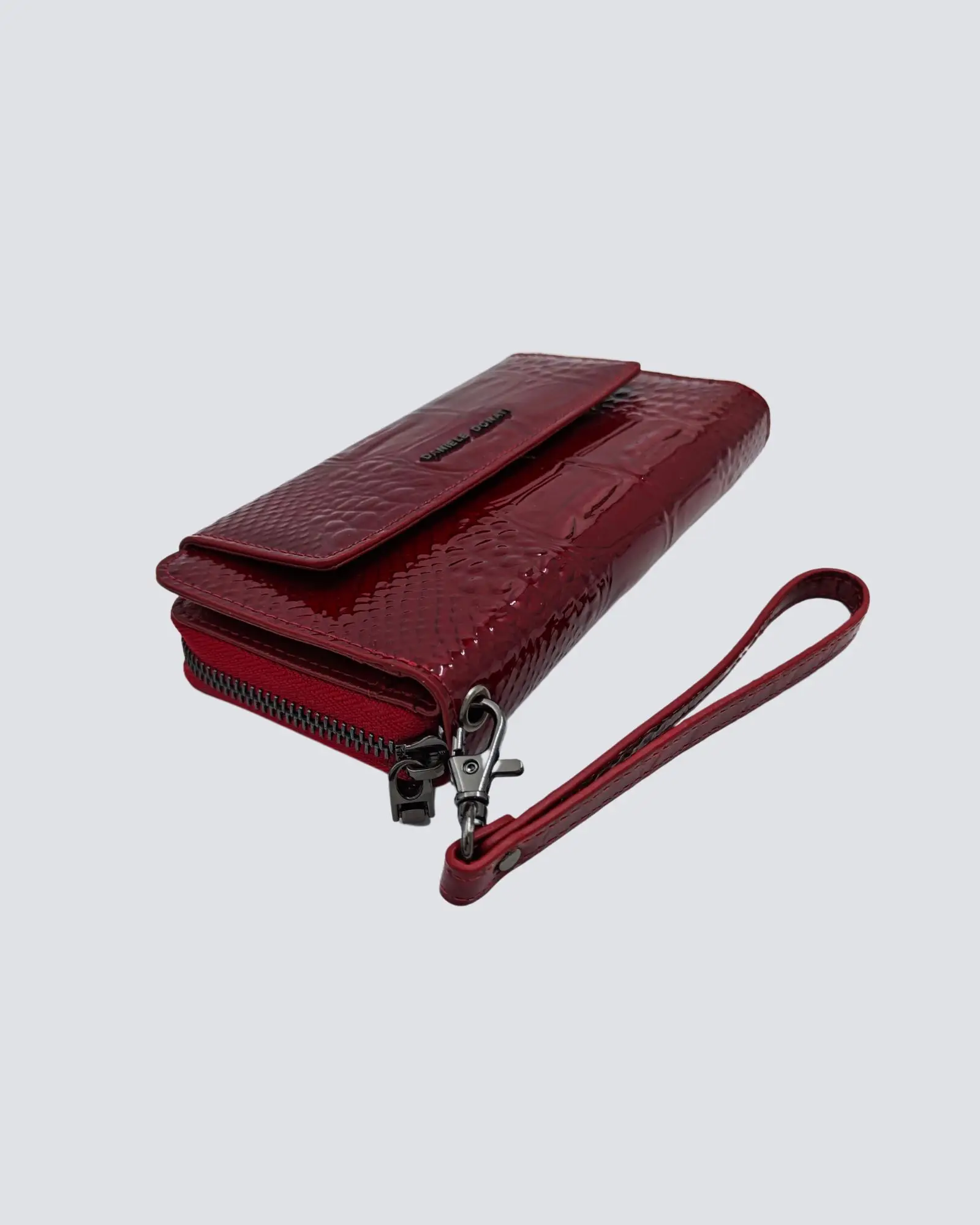 daniele-donati-crveni-lakirani-novcanik-sa-kaisicem Daniele Donati ženski kožni novčanik sa kaišem - bordo, reljefni
